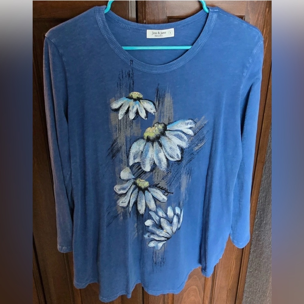 Jess & Jane Blue daisy 🌼 Floral Long-Sleeve Women's mineral wash cotton Top L